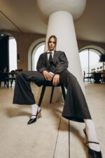 Rina pantaloni din stofa de lana evazati